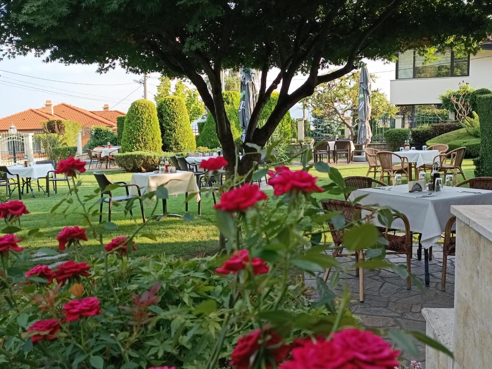 קרלובו Hotel-Restaurant Almond מראה חיצוני תמונה