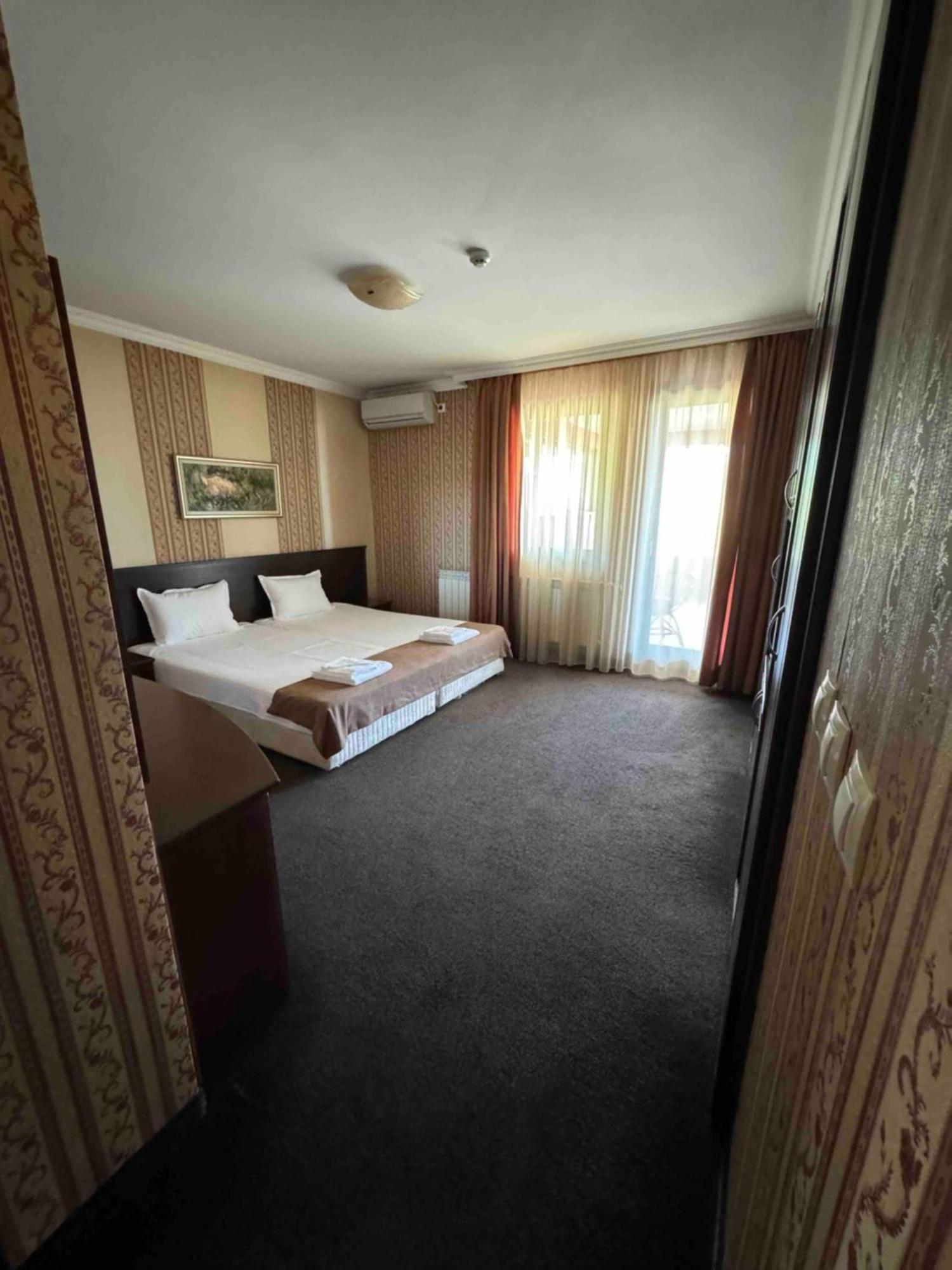 קרלובו Hotel-Restaurant Almond מראה חיצוני תמונה