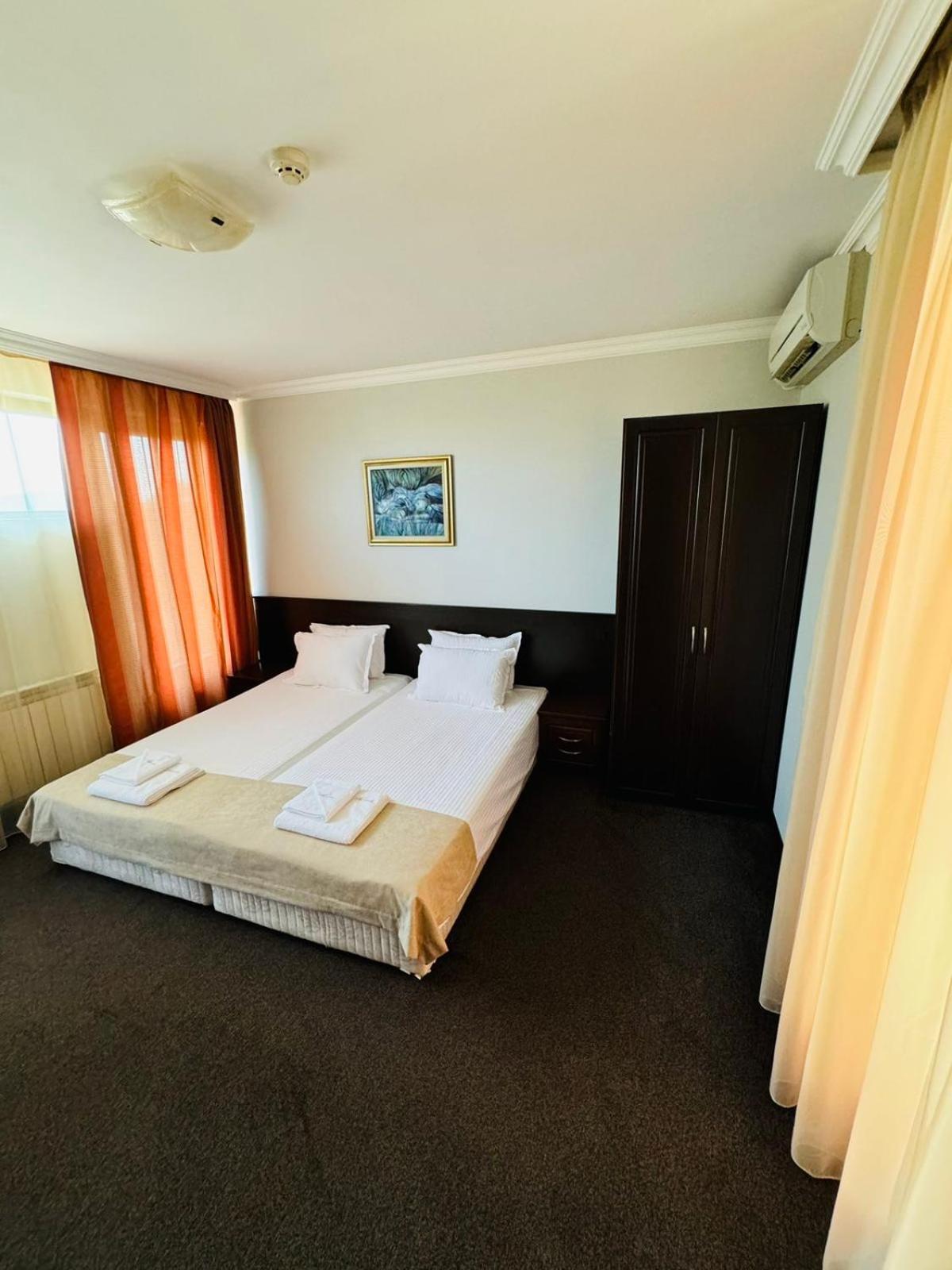 קרלובו Hotel-Restaurant Almond מראה חיצוני תמונה