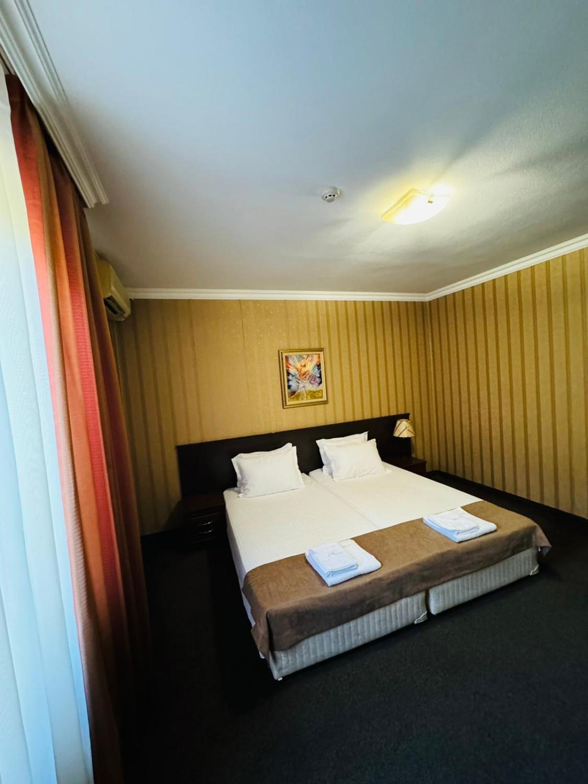 קרלובו Hotel-Restaurant Almond מראה חיצוני תמונה