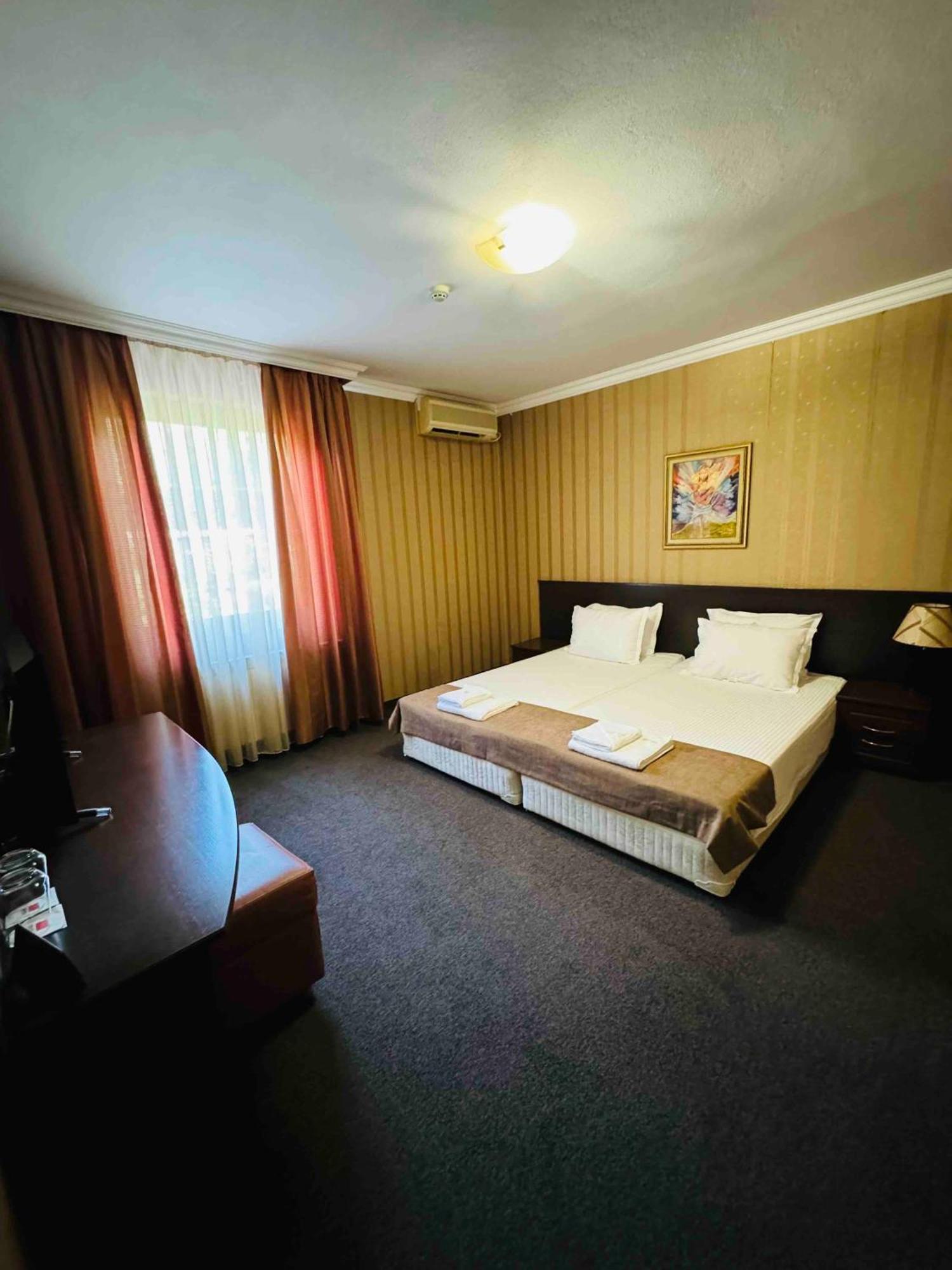 קרלובו Hotel-Restaurant Almond מראה חיצוני תמונה