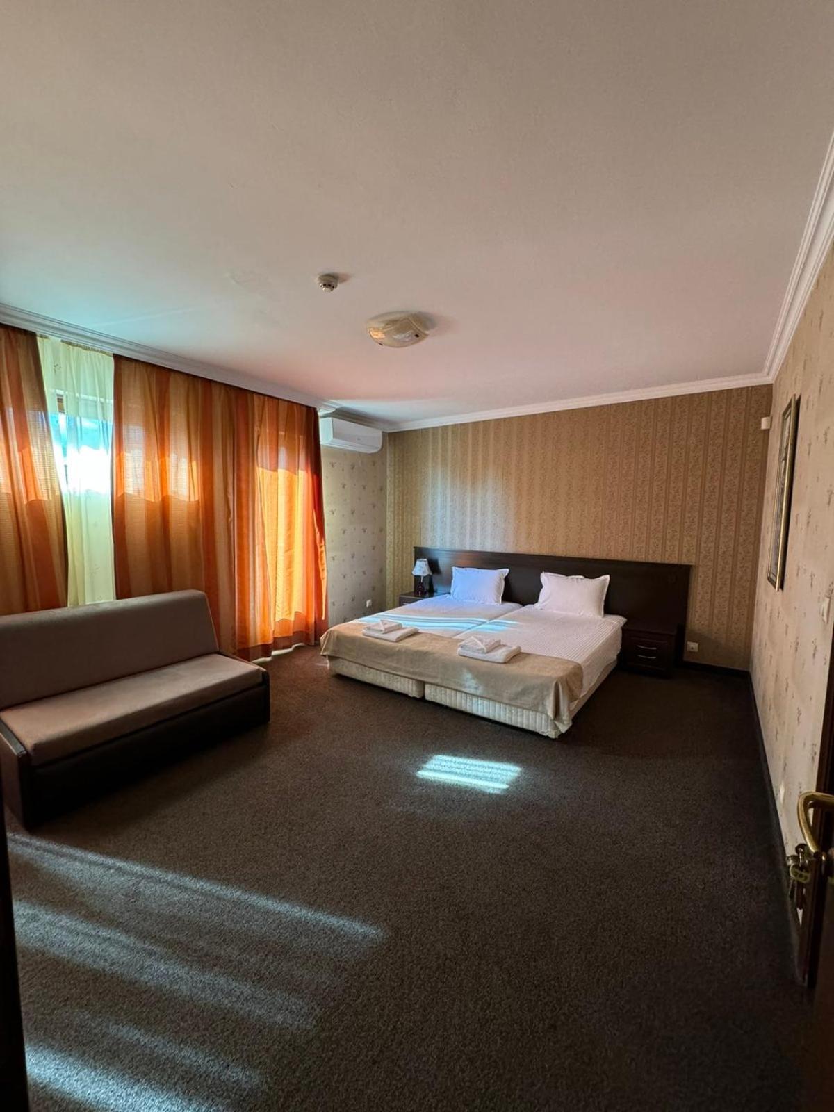 קרלובו Hotel-Restaurant Almond מראה חיצוני תמונה
