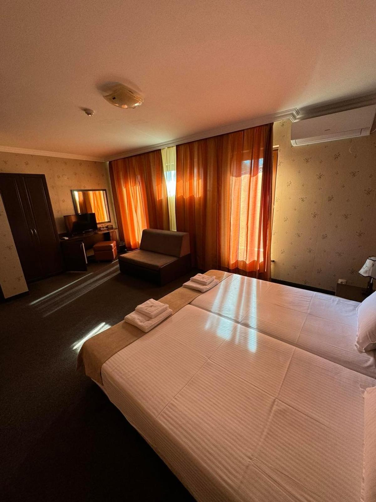 קרלובו Hotel-Restaurant Almond מראה חיצוני תמונה