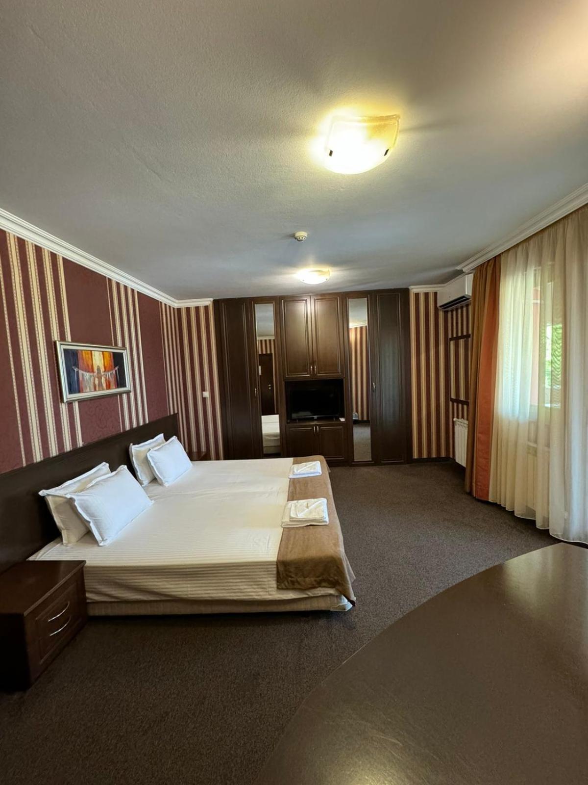 קרלובו Hotel-Restaurant Almond מראה חיצוני תמונה