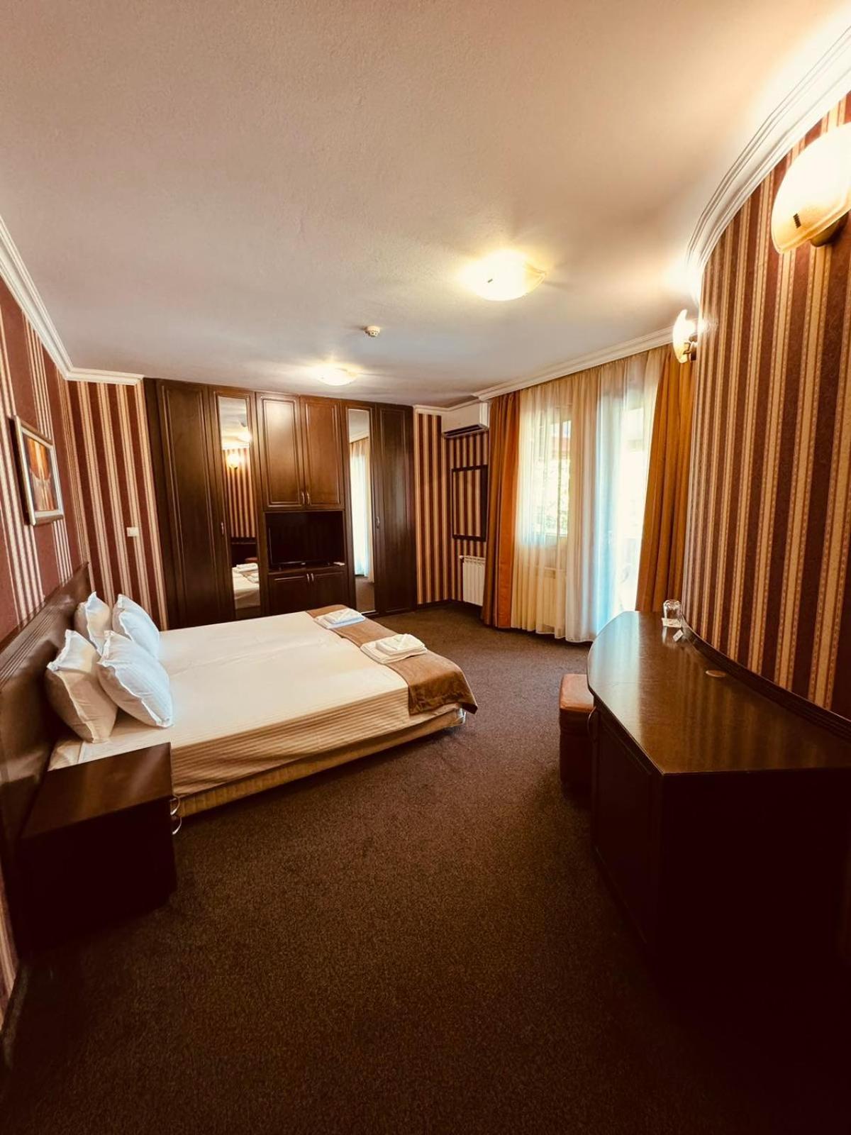 קרלובו Hotel-Restaurant Almond מראה חיצוני תמונה