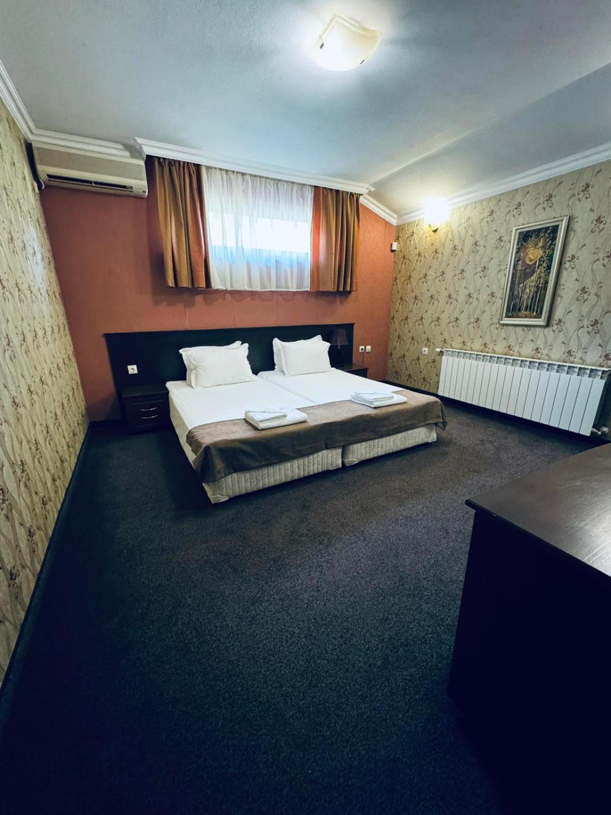 קרלובו Hotel-Restaurant Almond מראה חיצוני תמונה