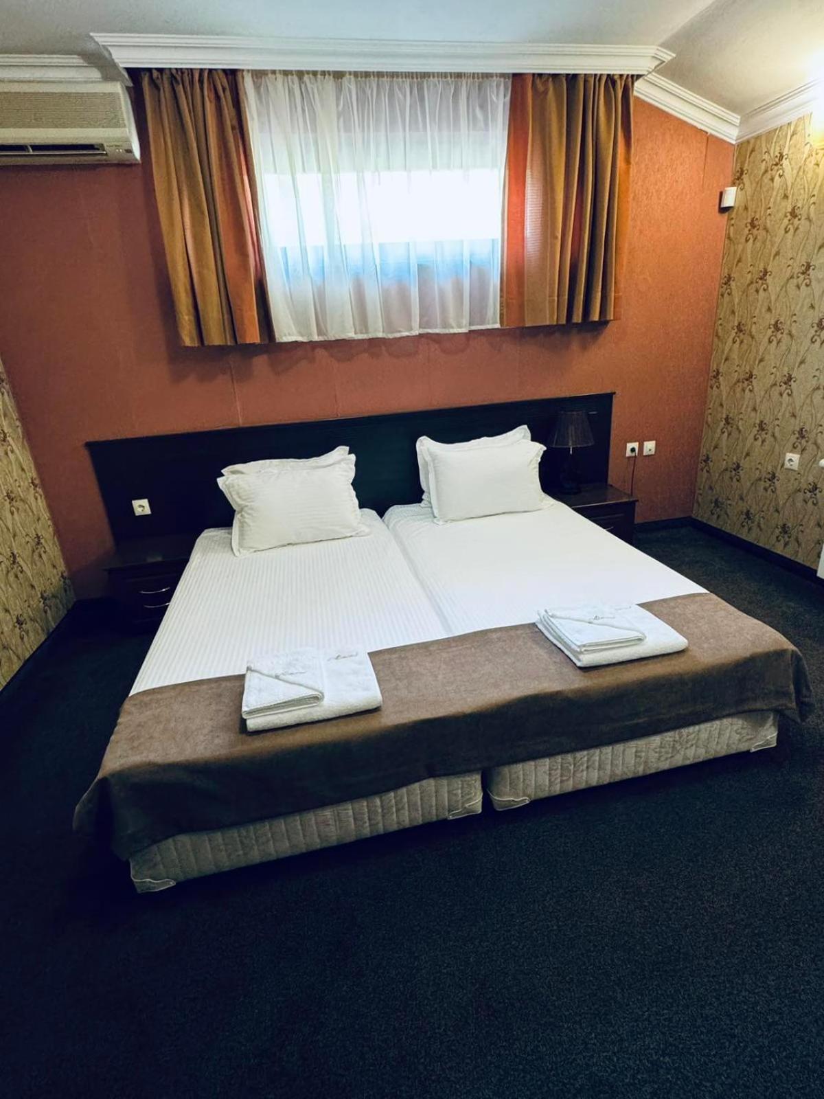 קרלובו Hotel-Restaurant Almond מראה חיצוני תמונה