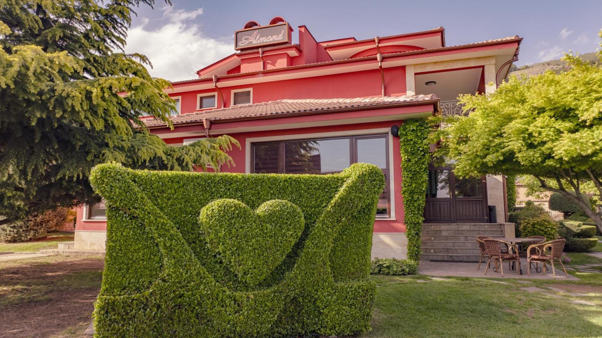 קרלובו Hotel-Restaurant Almond מראה חיצוני תמונה