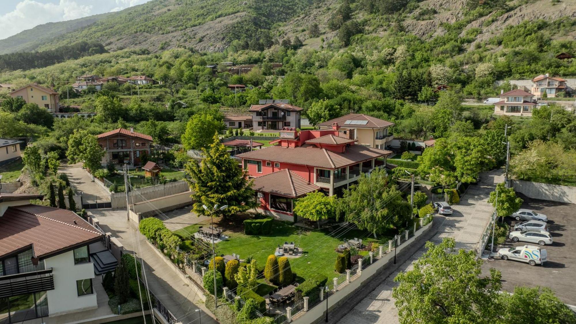 קרלובו Hotel-Restaurant Almond מראה חיצוני תמונה