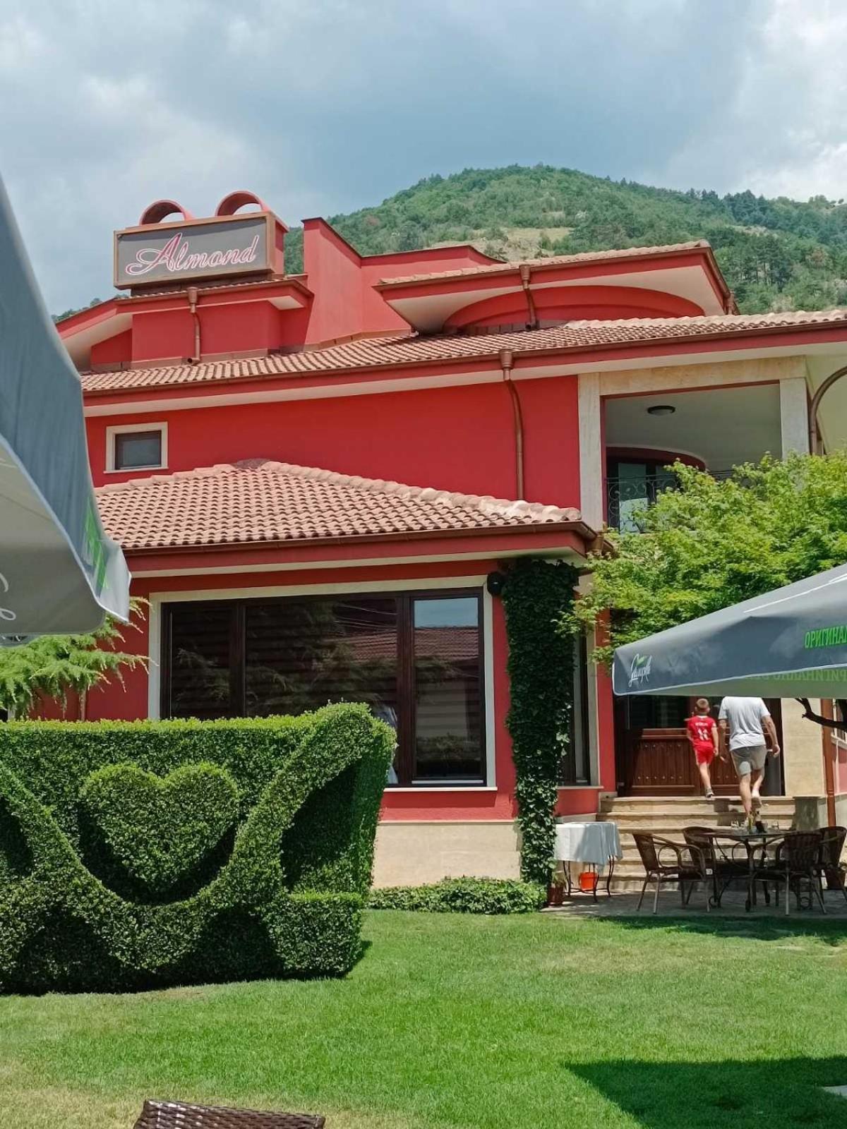 קרלובו Hotel-Restaurant Almond מראה חיצוני תמונה