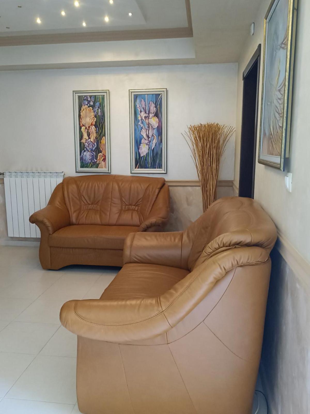 קרלובו Hotel-Restaurant Almond מראה חיצוני תמונה