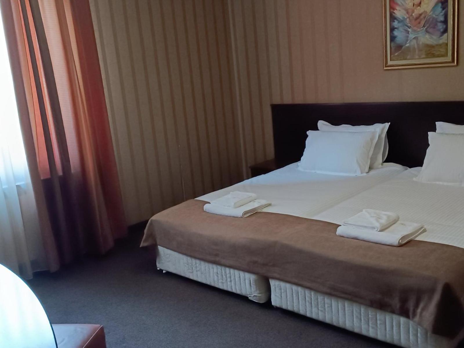 קרלובו Hotel-Restaurant Almond מראה חיצוני תמונה